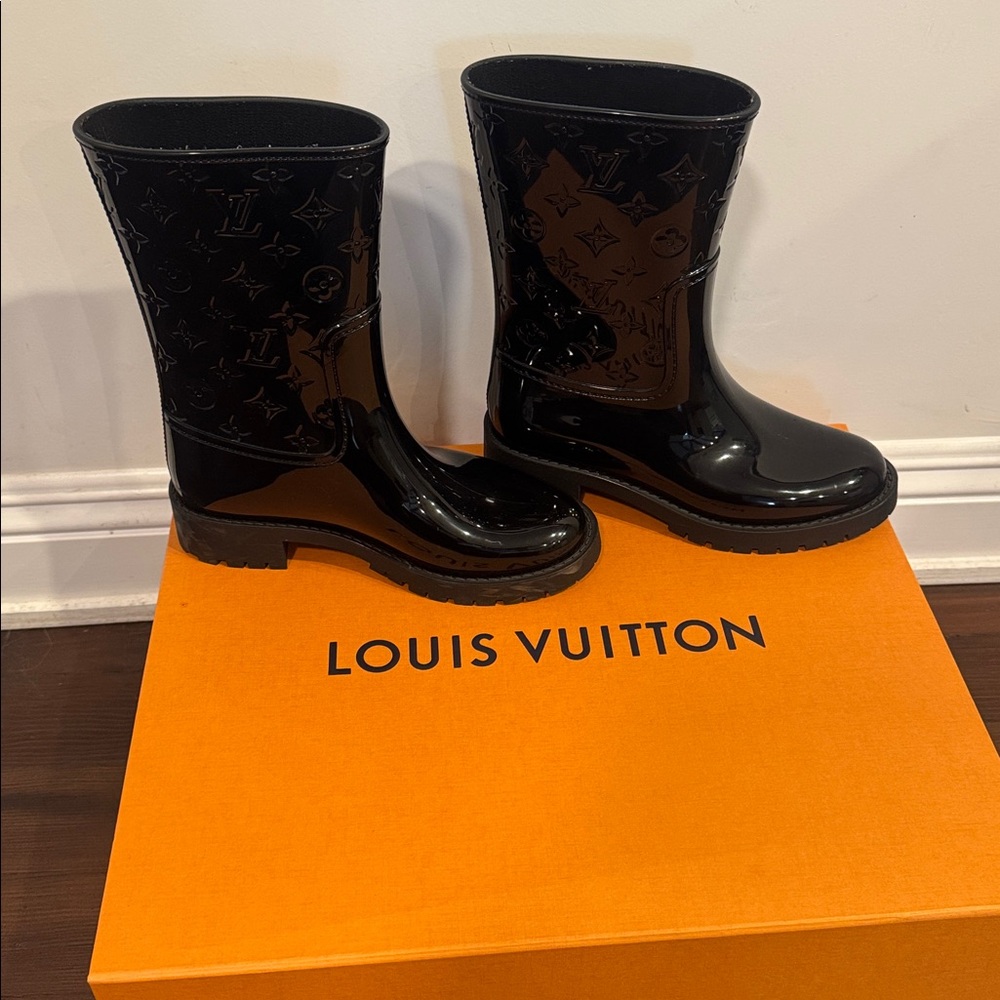 Louis Vuitton authentic rain boots
size 37
worn twice
light scuffs on soles
